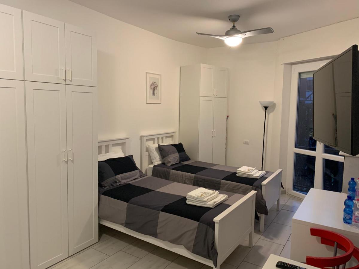 מילאנו Metro Famagosta - Luminoso Appartamento Con Balcone Free Wifi & Parking מראה חיצוני תמונה